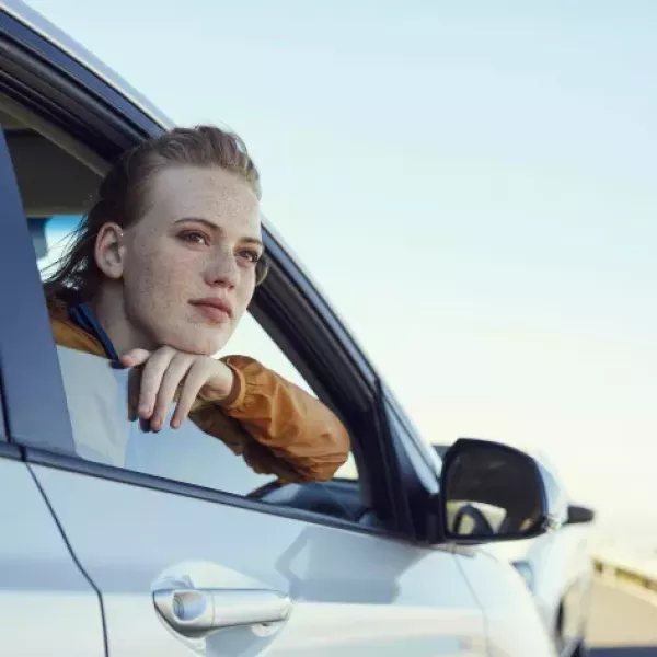 Fulli-badge-télépéage-femme-voiture-voyage