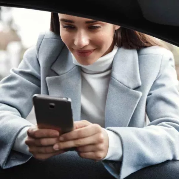 Fulli-badge-télépéage-pour-les-professionnels-femme-voiture