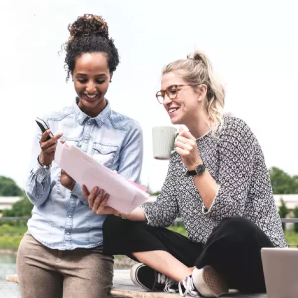 Femmes-conversation-application-mobile-fulli