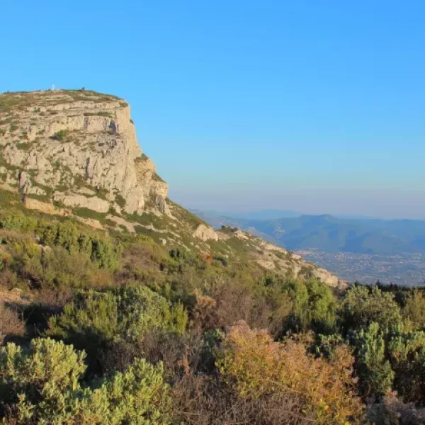 garrigue-garlaban-sommet-nature-massif-de-letoile-provence-oti-aubagne