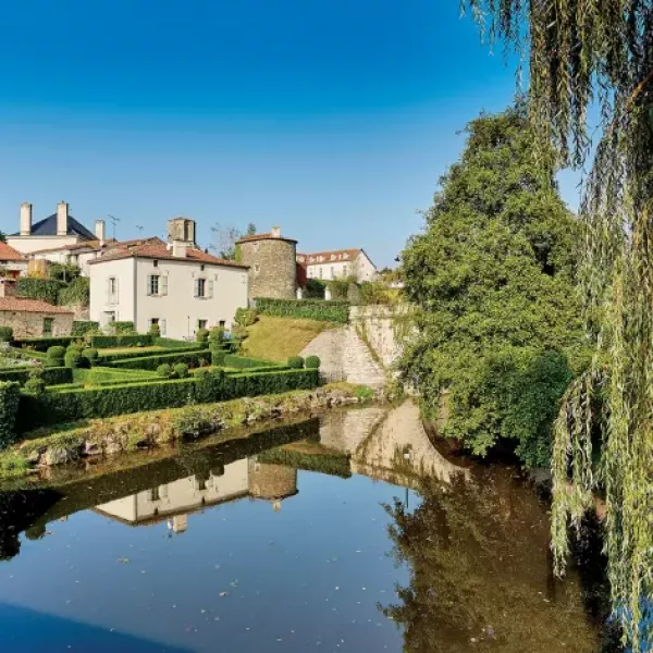 vouvant-vue-depuis-la-riviere