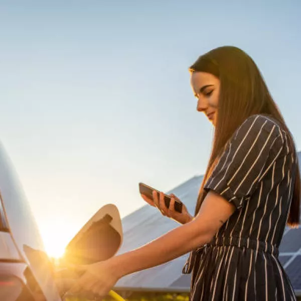 femme-recharge-électrique-aire-d'autoroute-rapide