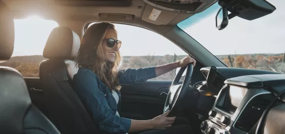Fulli-badge-télépéage-autoroute-femme-conduite