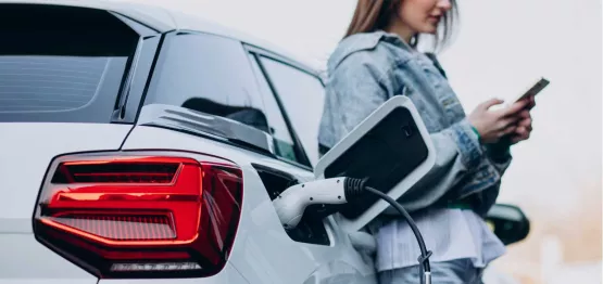 Fulli-recharge-électrique-femme-recharge-voiture-application