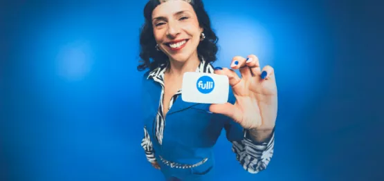 femme_tenant_son_badge_telepeage_pour_autoroute_flux_libre