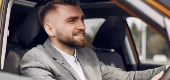 Fulli-badge-télépéage-pour-les-professionnels-homme-voiture-souriant