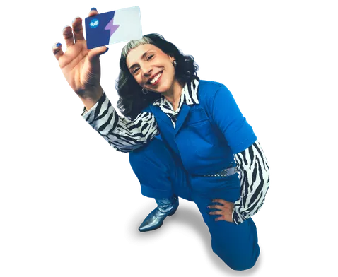 fullise tient une carte de recharge fulli dans sa main