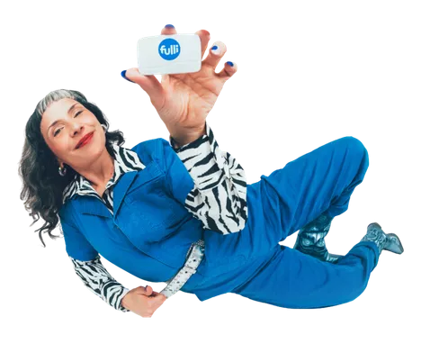 fullise tient un badge télépéage dans sa main